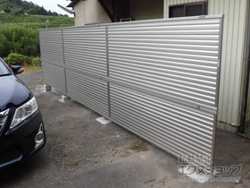 のフェンス・柵 ミエーネフェンス　目隠しルーバータイプ　2段支柱　自立建て用 施工例