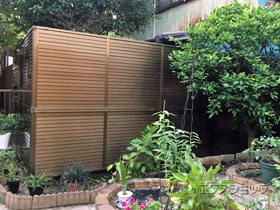 のフェンス・柵 カムフィX6型 横目隠し フリー支柱タイプ 2段フリー支柱（60角支柱） 施工例