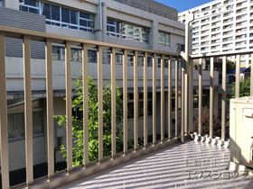のバルコニー ビューステージHスタイル 縦太格子 単体 屋根置き式 施工例