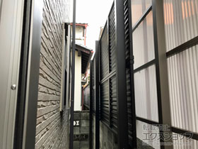 のフェンス・柵 ミエーネフェンス 目隠しルーバータイプ 3段支柱 自立建て用（パネル2段） 施工例