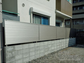 のフェンス・柵 ミエーネフェンス 目隠しルーバータイプ 自由柱施工 施工例