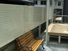 のフェンス・柵 ミエーネフェンス　目隠しルーバータイプ　2段支柱　自立建て用（パネル1段） 施工例