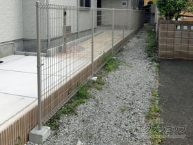 のフェンス・柵 メッシュフェンス M0 間仕切柱 施工例
