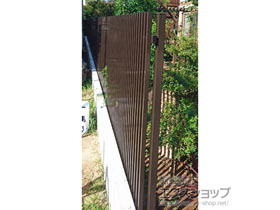 のフェンス・柵 縦格子フェンス アルミ色 ET50HC 自由柱 施工例