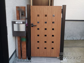 の門扉 ルシアス門扉AK01型 小窓 片開き 木調カラー 門柱使用 施工例