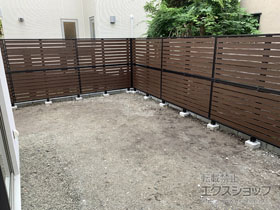 のフェンス・柵 モクアルフェンス 横板タイプ　 2段支柱 自立建て用 施工例