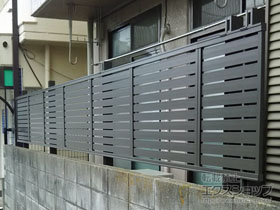 のフェンス・柵 プレスタフェンス7Y型　横スリット　上段のみ設置　アルミ多段柱 施工例