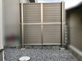 のフェンス・柵 ミエーネフェンス　目隠しルーバータイプ　2段支柱　自立建て用（パネル2段） 施工例