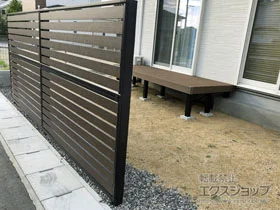 Value Selectの モクアルフェンス 横板タイプ 2段支柱 自立建て用（パネル2段） 施工例