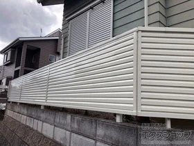 Value Selectのフェンス・柵・塀 ミエーネフェンス　目隠しルーバータイプ　自由柱施工 施工例