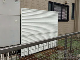 のフェンス・柵 ミエーネフェンス目隠しルーバータイプ　2段支柱　自立建て用（パネル2段） 施工例