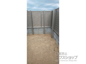 のフェンス・柵 シンプレオフェンス13型 目隠しルーバー 2段支柱 自立建て用（パネル1段） 施工例