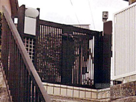 の門扉 シンプレオ門扉2型 縦格子 両開き 門柱使用 施工例