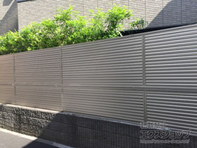 のフェンス・柵 ミエーネフェンス　目隠しルーバータイプ　2段支柱　自立建て用（パネル2段） 施工例