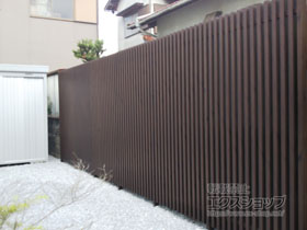 のフェンス・柵 エルファード両面タイプ Ｍ1型 木調たて格子 間仕切り支柱タイプ 施工例