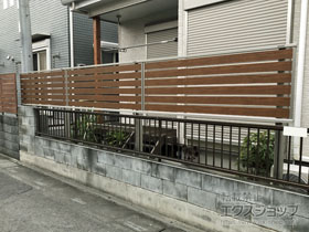 のフェンス・柵 ルシアスフェンスF04型 横板 木目カラー 多段柱施工 施工例