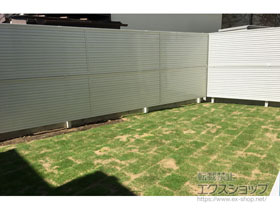 のフェンス・柵 ミエーネフェンス 目隠しルーバータイプ 2段支柱 自立建て用（パネル2段） 施工例