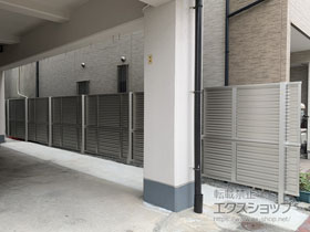 のフェンス・柵 ミエーネフェンス 目隠しルーバータイプ 2段支柱 自立建て用（パネル2段） 施工例