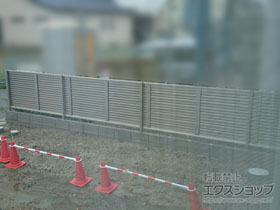 のフェンス・柵 ミエーネフェンス　目隠しルーバータイプ　自由柱施工 施工例