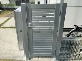 YKKAPの門扉 シンプレオ門扉3型 横太格子 片開き 門柱使用 施工例