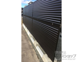 のフェンス・柵 ミエーネフェンス　目隠しルーバータイプ　2段支柱　自立建て用（パネル2段） 施工例