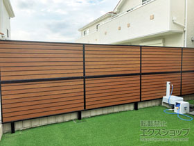 のフェンス・柵 モクアルフェンス　目隠しタイプ　2段支柱　自立建て用（パネル2段） 施工例