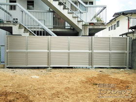 のフェンス・柵 ミエーネフェンス　目隠しルーバータイプ　2段支柱　自立建て用（パネル2段） 施工例