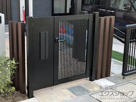 YKKAPの門扉 シンプレオ門扉2型 縦格子 両開き親子 門柱使用 施工例
