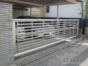 のカーゲート ルシアスアップゲートワイド 3型 横太格子 手動式 施工例