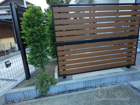 のフェンス・柵 モクアルフェンス 横板タイプ 2段支柱 自立建て用 施工例