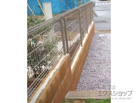 のフェンス・柵 ハイグリッドフェンス11型 フリーポールタイプ 施工例