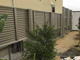 のフェンス・柵 ミエーネフェンス 目隠しルーバータイプ 2段支柱 自立建て用（パネル1段/2段） 施工例