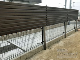 のフェンス・柵 フレイナフェンスY5型 木調タイプ 上段のみ設置 多段柱使用 施工例