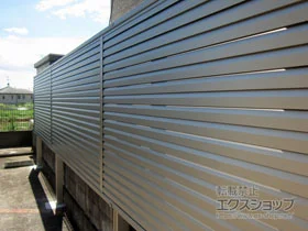 YKKAPのフェンス・柵・塀 シンプレオフェンス13型 目隠しルーバー 2段支柱施工 上段のみパネル 施工例