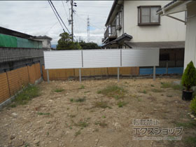 のフェンス・柵 ミエーネフェンス　目隠しルーバータイプ　上段のみ設置　自立建て用 施工例