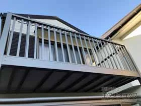 LIXIL(リクシル)のバルコニー・ベランダ ビューステージHスタイル 縦太格子 単体 柱建て式 施工例