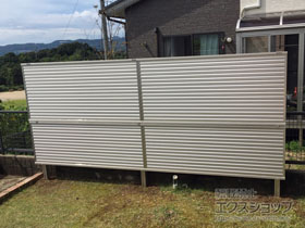 のフェンス・柵 ミエーネフェンス 目隠しルーバータイプ 2段支柱 自立建て用（パネル2段） 施工例