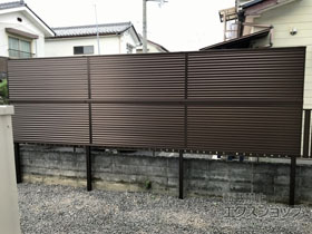 のフェンス・柵 ミエーネフェンス 目隠しルーバータイプ 3段支柱 自立建て用（パネル2段） 施工例