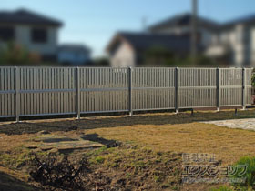 のフェンス・柵 シンプレオフェンスST1型 たて半目隠し 2段支柱 自立建て用 施工例