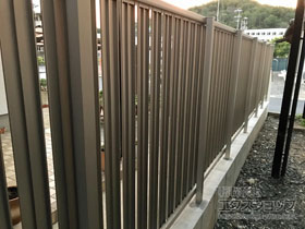 のフェンス・柵 ルシアスフェンスF03型 たて半目隠し 木調カラー 自由柱施工 施工例