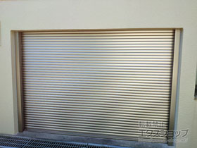 のガレージシャッター ガレージシャッタークワトロ 電動式 内部付タイプ ※外部停電時開閉機構 施工例