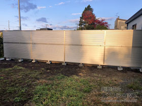 のフェンス・柵 ミエーネフェンス 目隠しルーバータイプ 2段支柱 自立建て用（パネル2段） 施工例