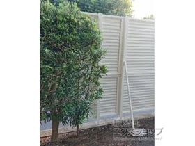 Value Selectのフェンス・柵・塀 ミエーネフェンス 目隠しルーバータイプ 2段支柱 自立建て用 施工例
