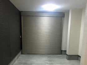 のガレージシャッター ガレージシャッタークワトロ 電動式 内部付タイプ ※外部停電時開閉機構 施工例