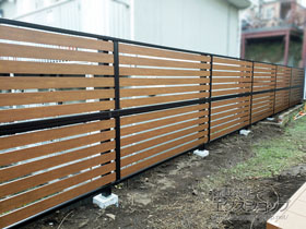 のフェンス・柵 モクアルフェンス 横板タイプ 2段支柱 自立建て用(パネル2段) 施工例