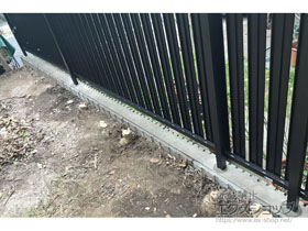 のフェンス・柵 ルシアスフェンスF03型 たて半目隠し 木調カラー 自由柱施工 施工例