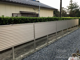 のフェンス・柵 シンプレオフェンス13型 ルーバー 自由柱施工 施工例