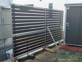 のフェンス・柵 ルシアスフェンスF04型 横板 木目カラー 2段支柱 自立建て用 施工例