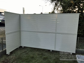 のフェンス・柵 ミエーネフェンス 目隠しルーバータイプ 2段支柱 自立建て用（パネル2段） 施工例