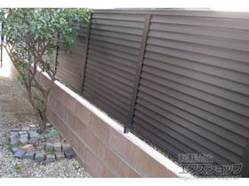 のフェンス・柵 プレスタフェンス 8型 横ルーバー フリーポールタイプ 施工例